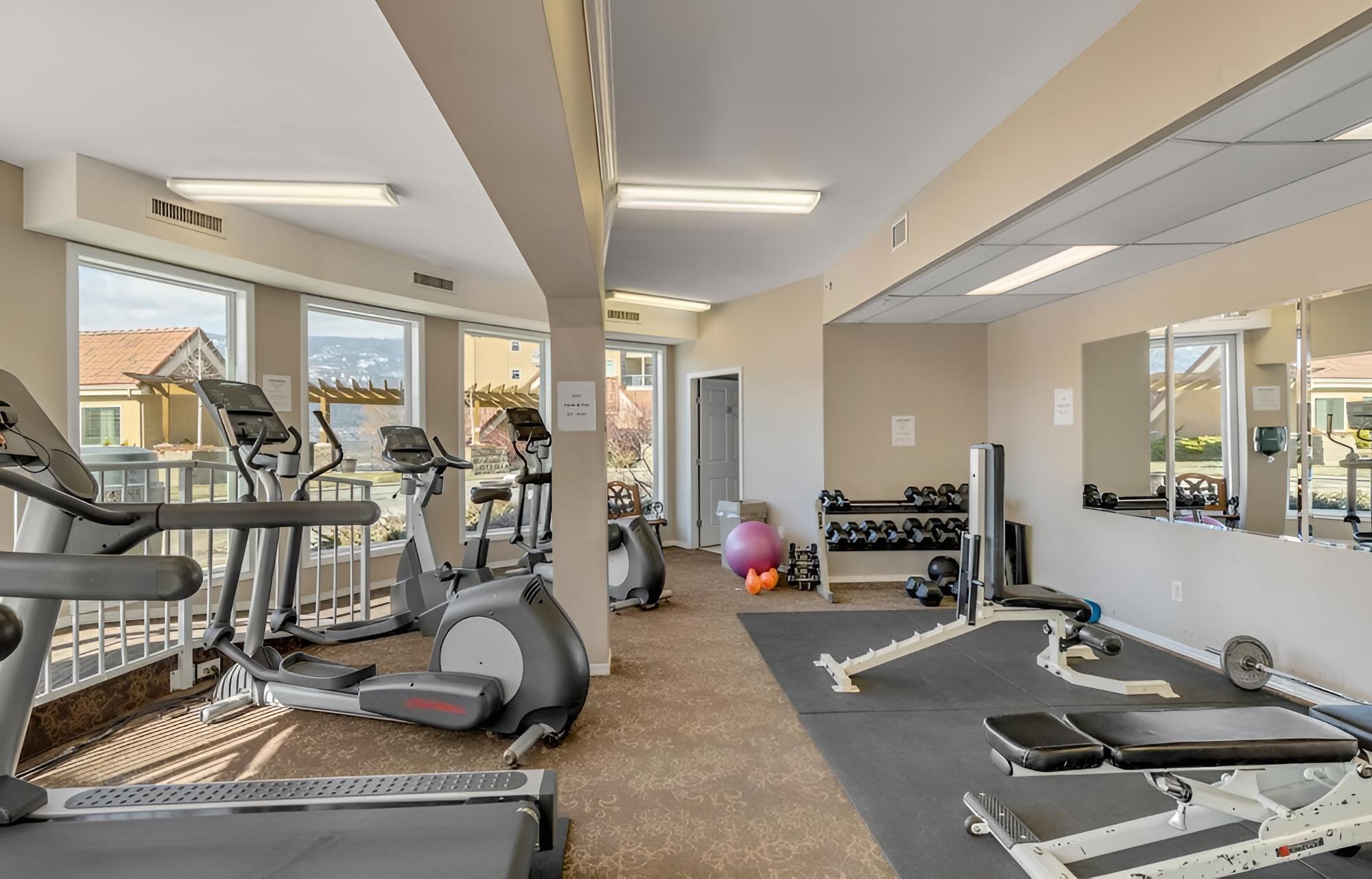 The Lake Life l Waterfront Downtown w Pool Gym