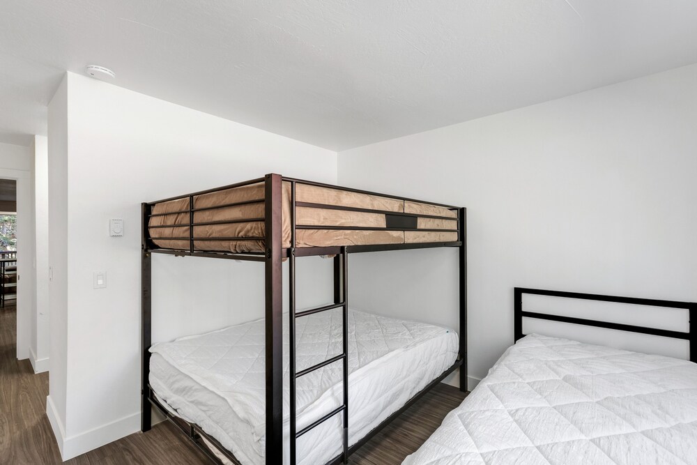 Beaver Vacations - Beautiful Ski-in/ski-out Condo Located On The Eagle Point Resort! 1 Bedroom Condo by RedAwning - Property Image 3