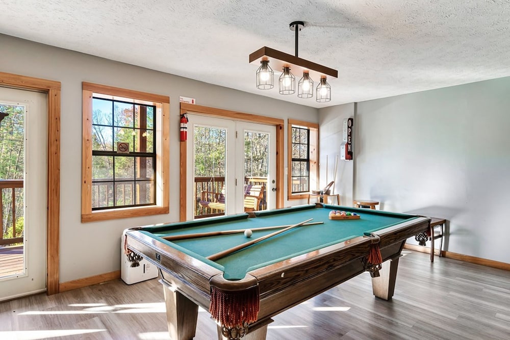 Stunning Cabin w Hot Tub Pool Table Arcades