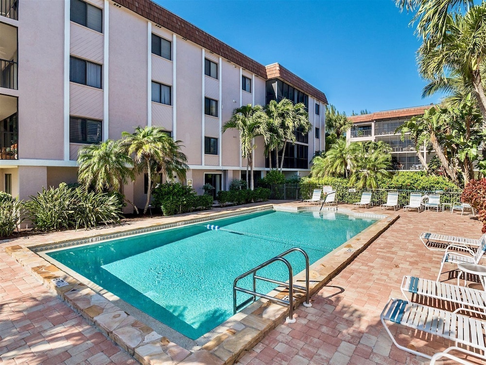 Shorewood Condos by Dream Vacation Rentals