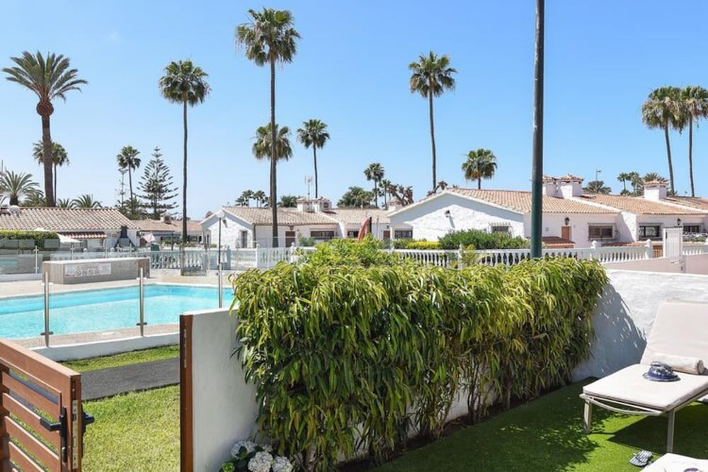 Central Bungalow With Pool