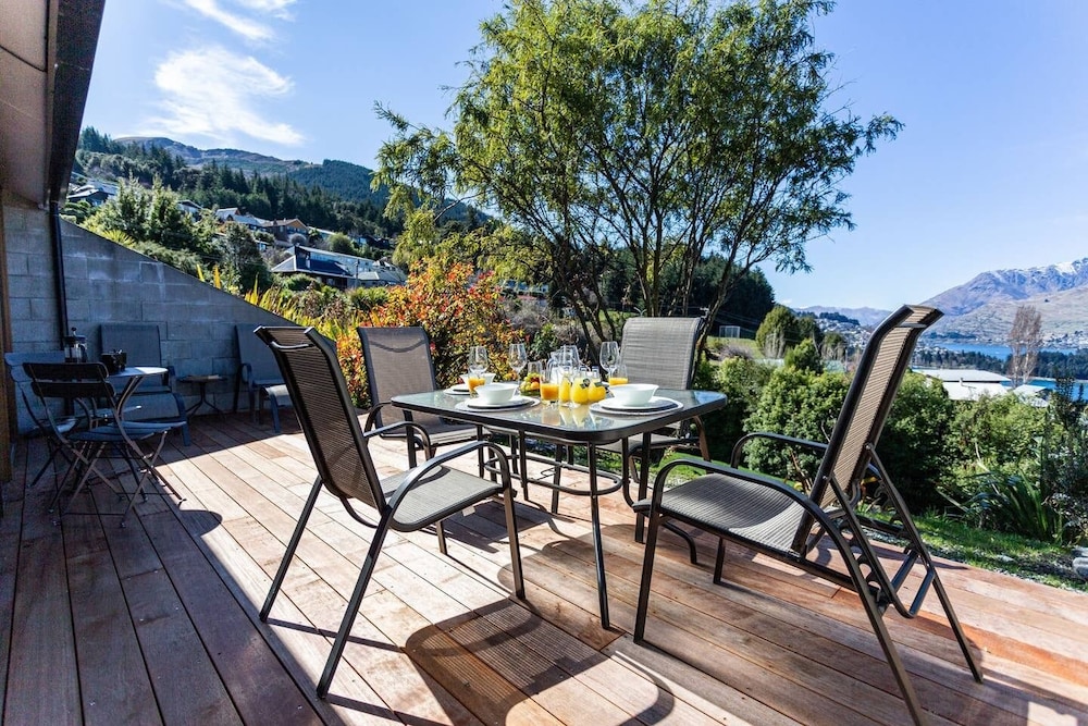Amazing Lake View Spacious Townhouse with Parking view 4