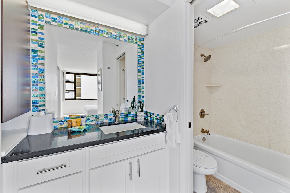 High Floor Ocean View Condo (King Bed and Parking): bathroom photo
