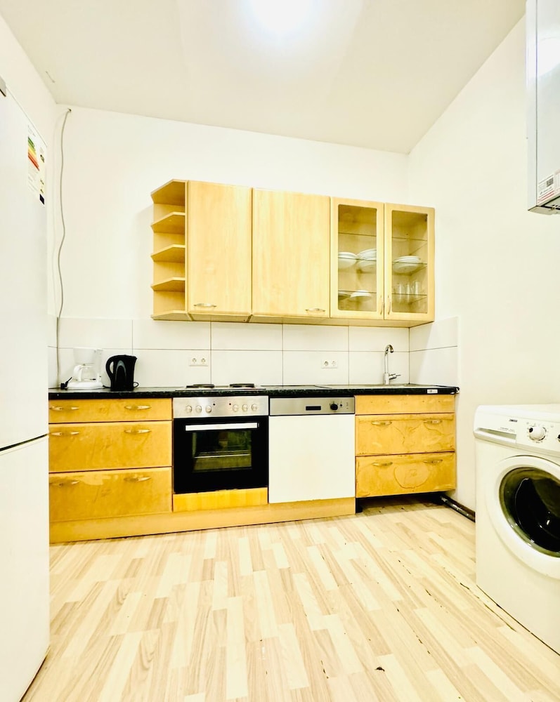4BR Apartment for 8 Near FAC Platz