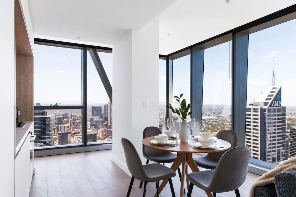 A 2BR Apt With Stunning City Views, Free Parking
