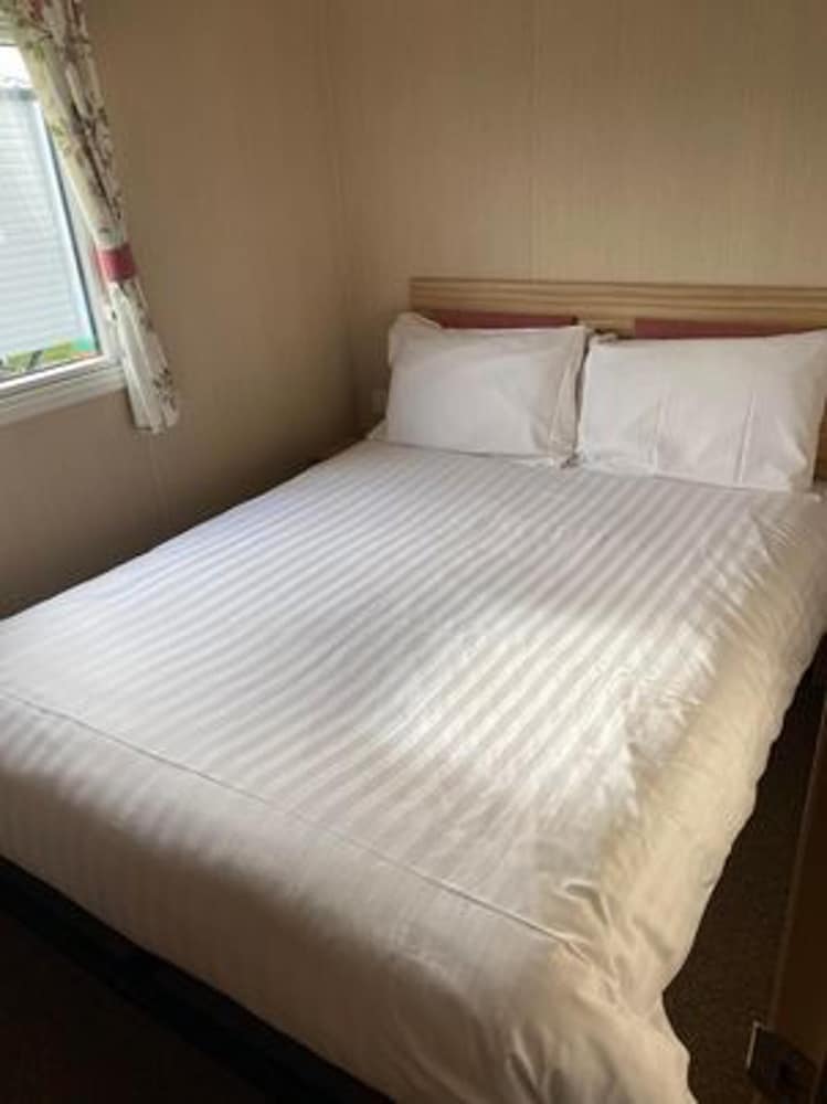 Budget 3-bed Caravan in Tunstall, Hull view 4