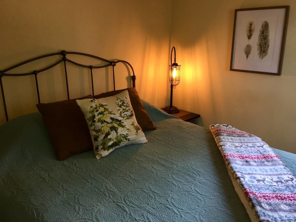 Ashland Vacations - Mountain Pine Cabin - Sleeps 6 - Pet Friendly - Property Image 22