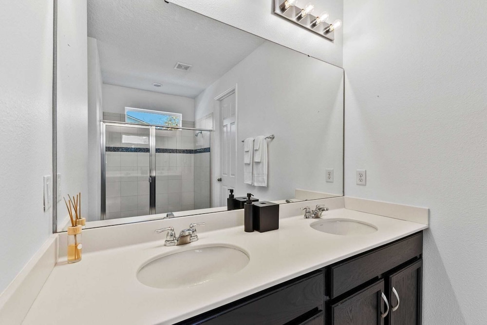 Minutes to Disney Parks + Universal Sleeps 21 w/ Pool, Hot Tub, Game Room