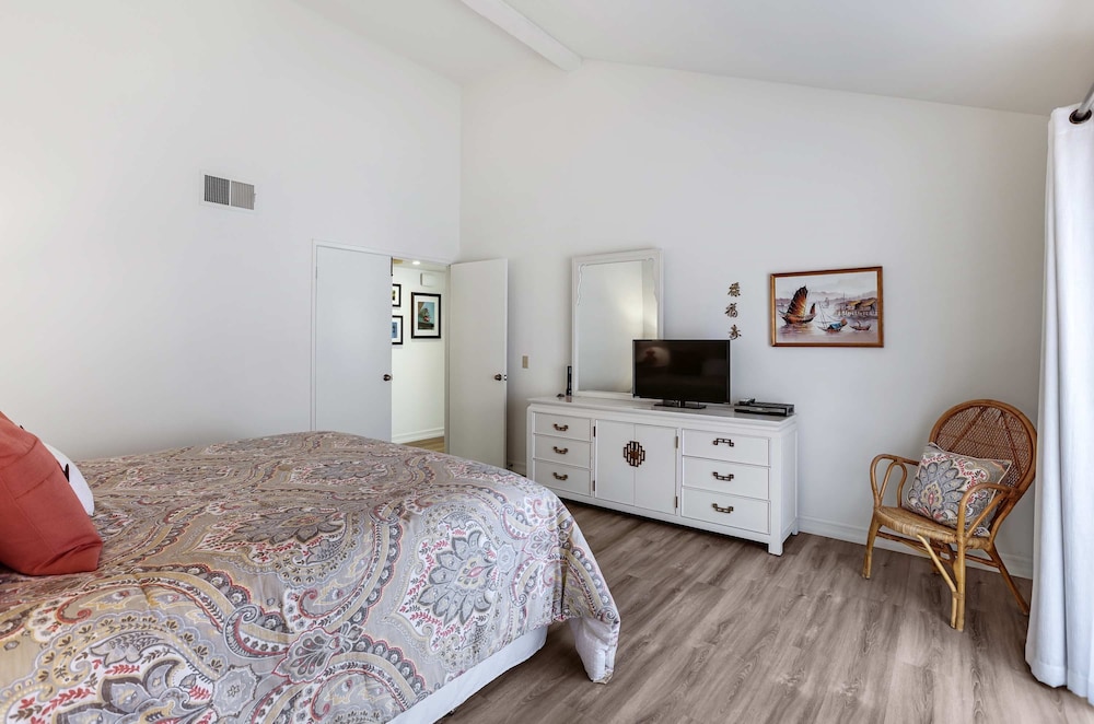 Spacious Single-story Condo With Golf Course Views