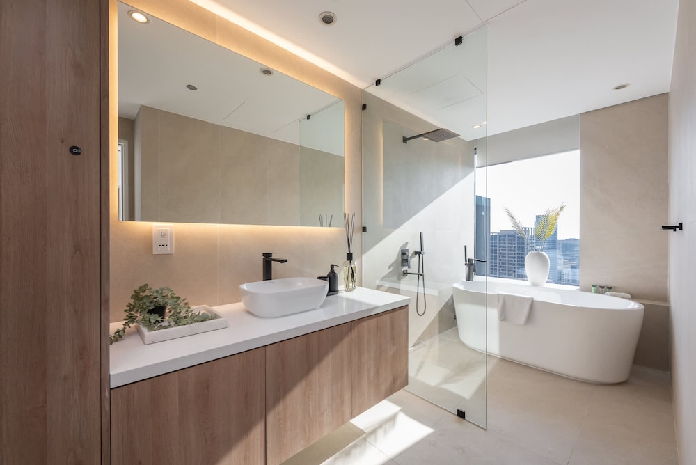 Grand Stay in This 1 Bedroom Flat That Sleeps 4