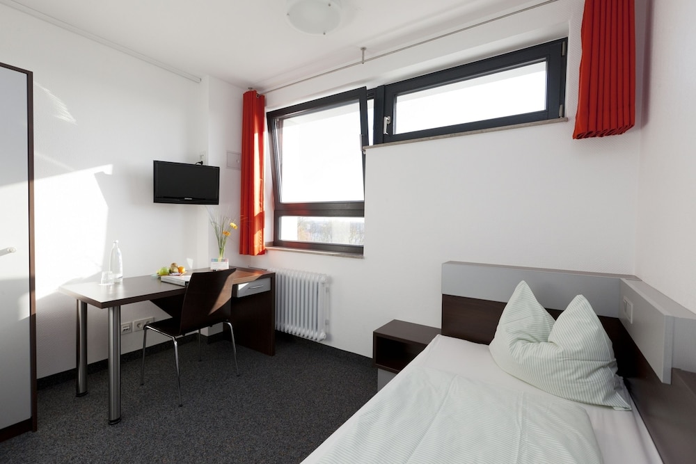 DJH City-Hostel Köln-Riehl view 3