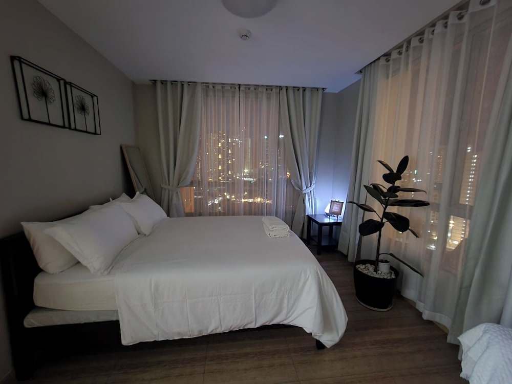 Cozy 1BR Condo in Mandaluyong City With City Skyline View