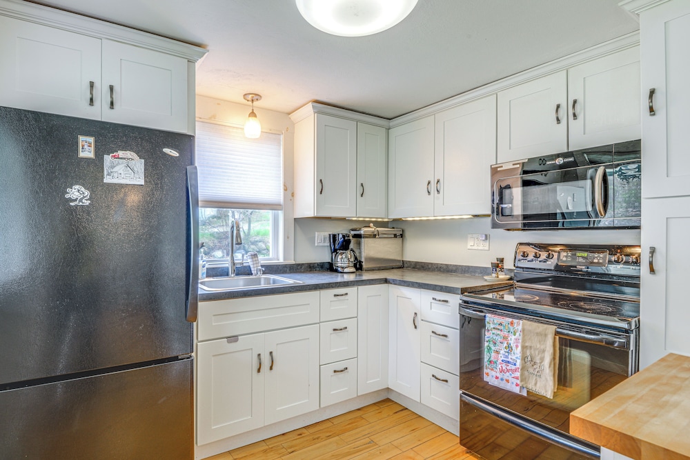2 Mi to Mt Snow: Warm & Cozy Family Winter Retreat