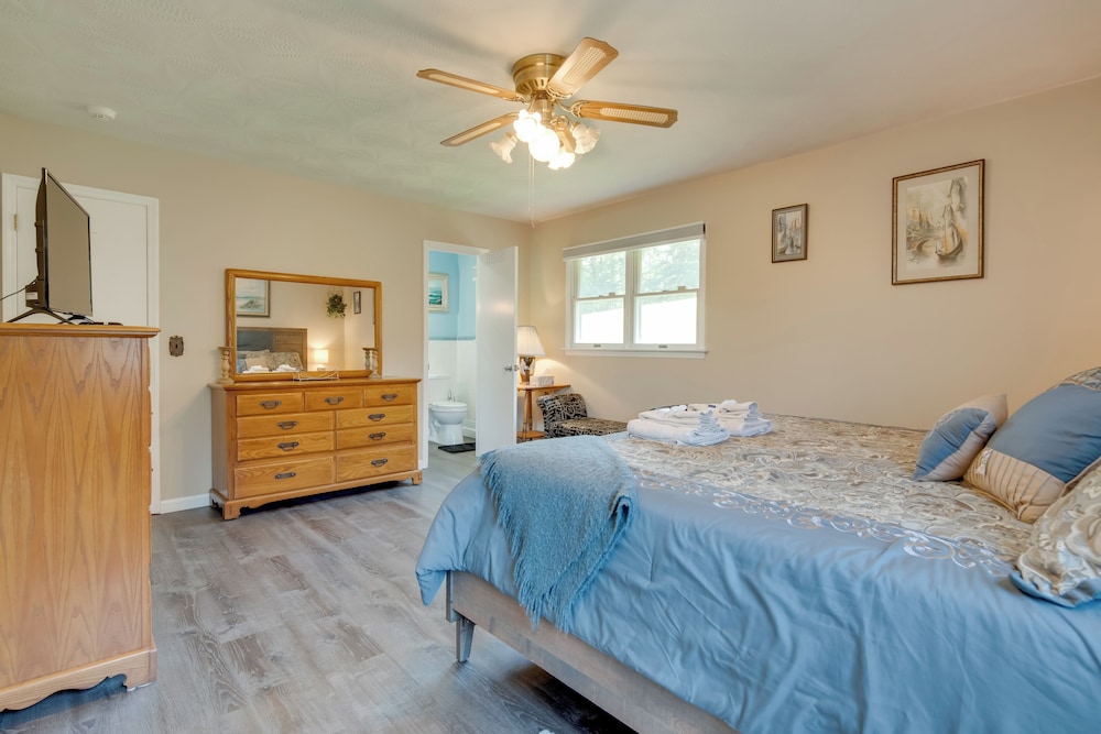 11 Mi to Asheville: Scenic Retreat w/ Game Room