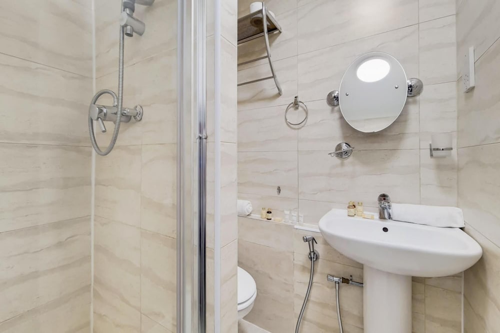 Bright Spacious Apartment Opposite Harrods view 5