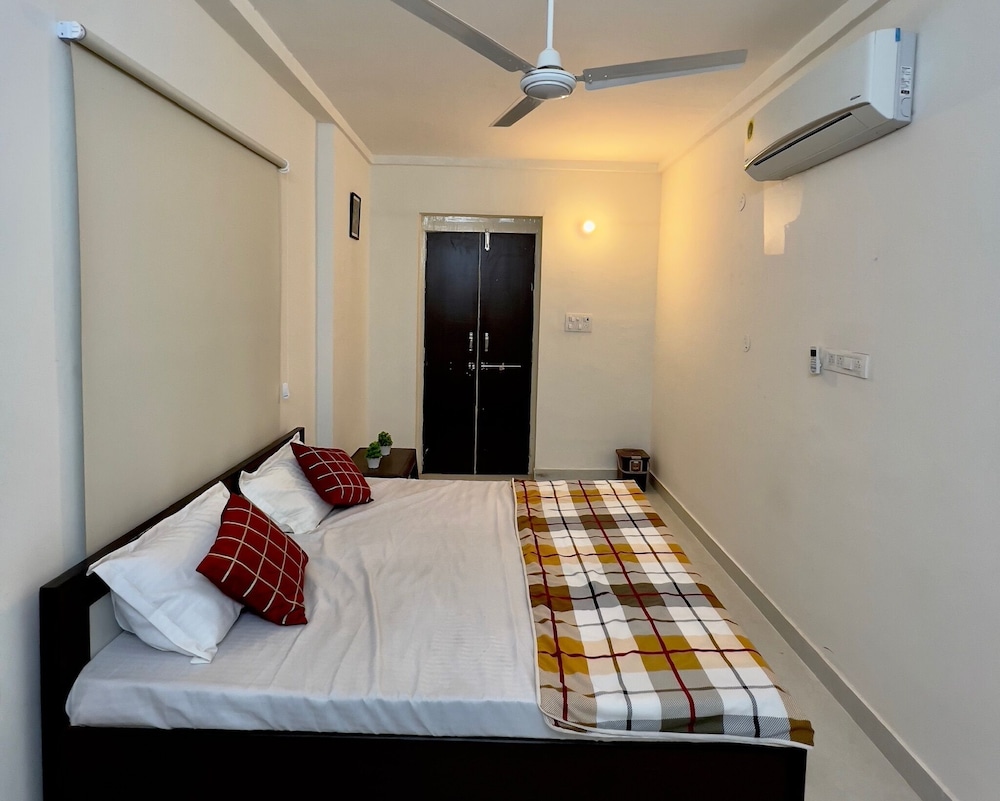 Hostel ivory