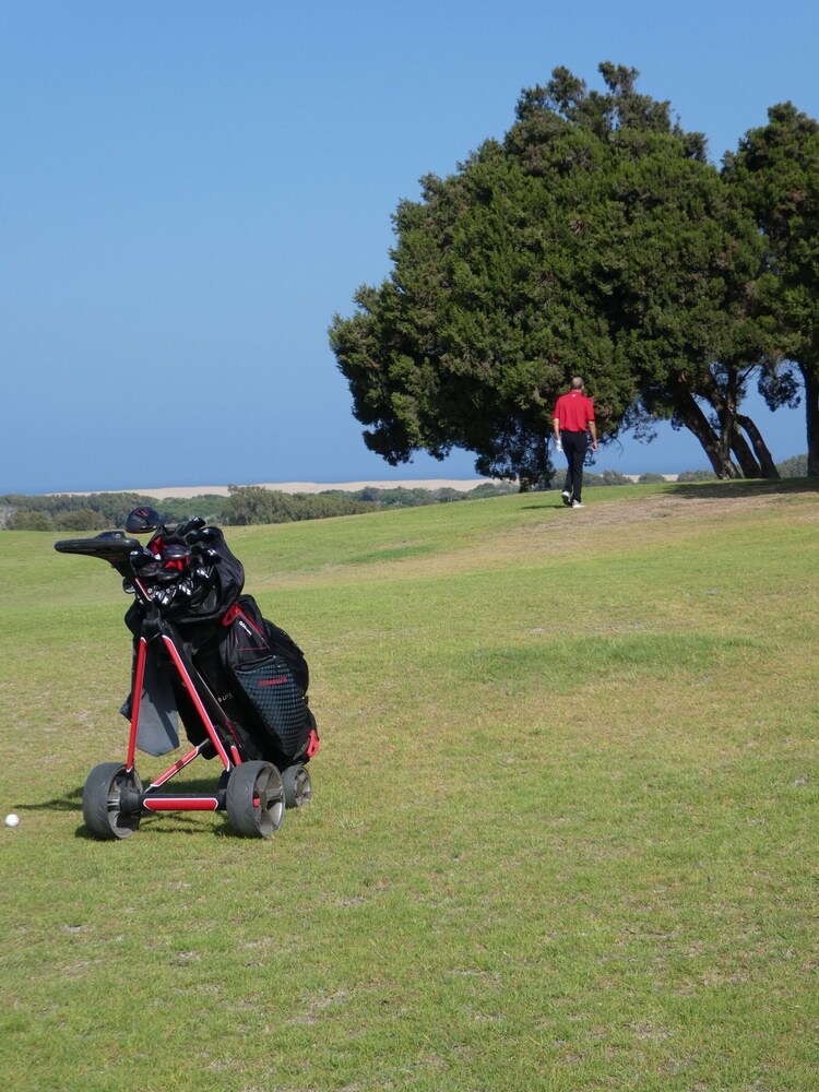 Al Bouhaira Abyad Art & Golf