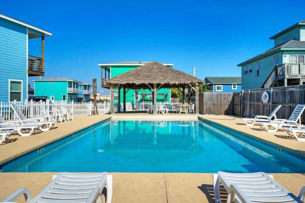Sleeps 24, 2 Homes Pool, Backyard Tiki Bar, Fire Pit, Cornhole Walk to Beach