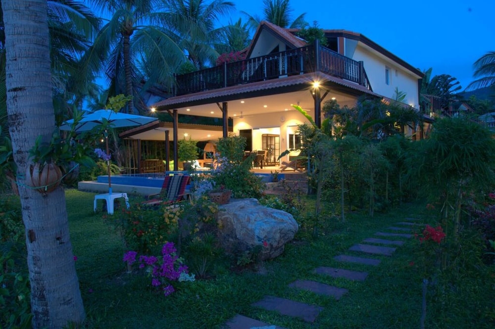 Beachfront Oasis With Private Pool and Jacuzzi on Samui's Bang Por Beach
