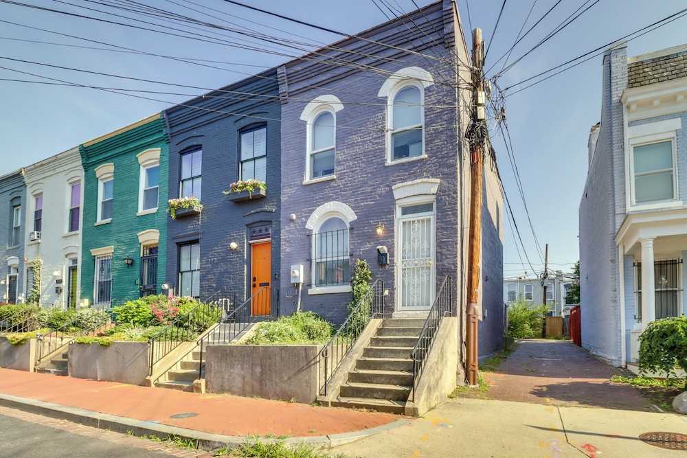 2 Mi to National Mall: Stunning Townhome w/ Patio!