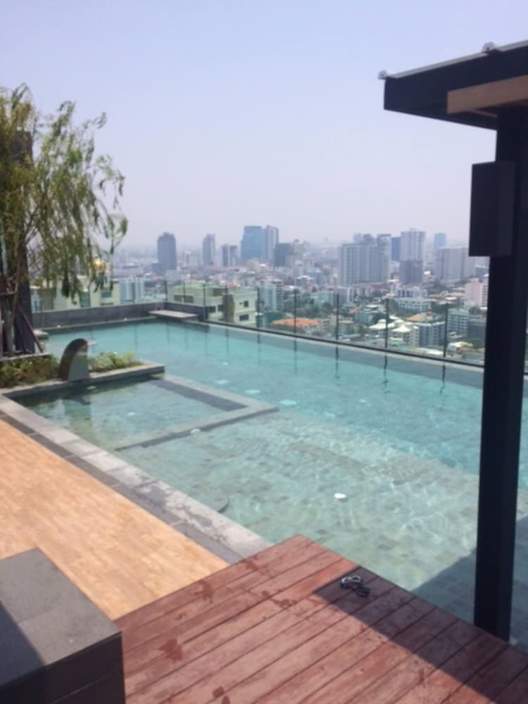 Free Airport Pick Up Rooftop Pool Jacuzzi Gym BTS Emqartier Shopping Mall