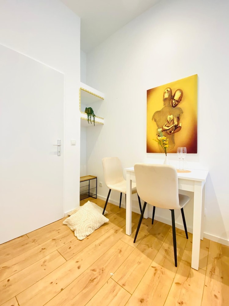 Comfy and Scenic 4BR Stay in Ottakring