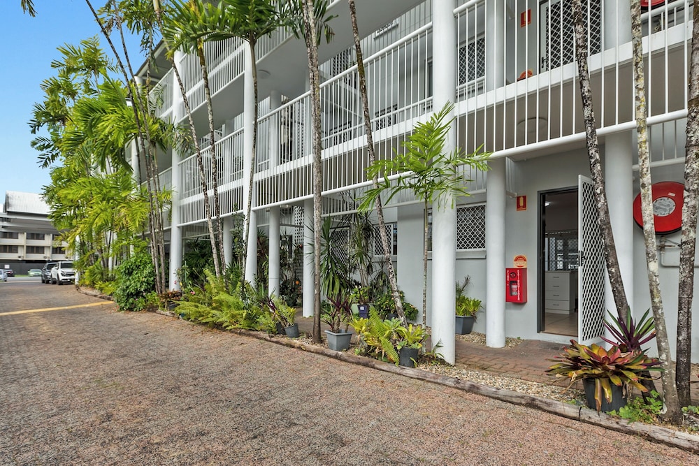 Cairns Tropical Bliss Swim In - Out Apt