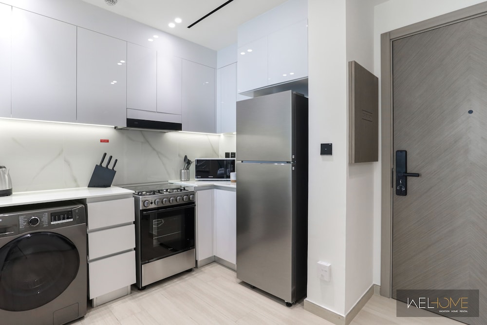WelHome - Dubai Delight: Luxe Living 1BR at Binghatti Luna