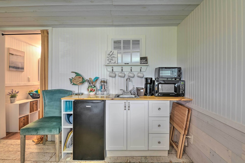 5 Mi to Rockport Beach Park: Studio w/ Porch! view 5