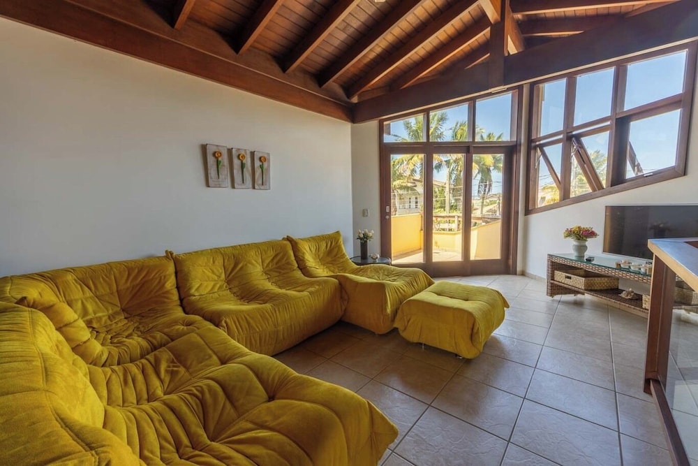 Casa com rea Gourmet e Quintal a 200 m da Praia