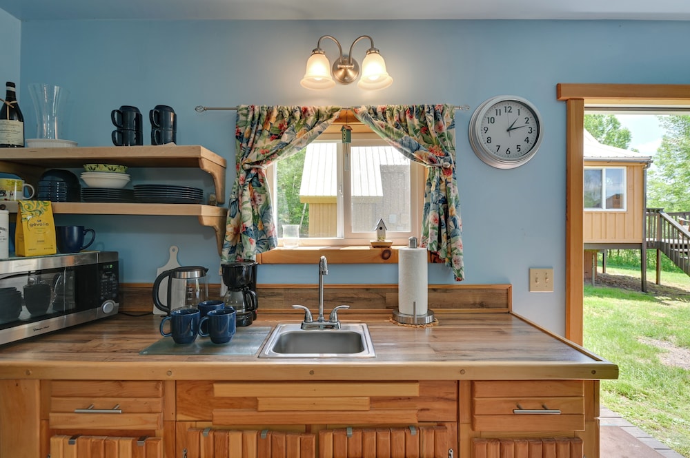 Cozy Catskills Studio Rental w/ Mountain Views!