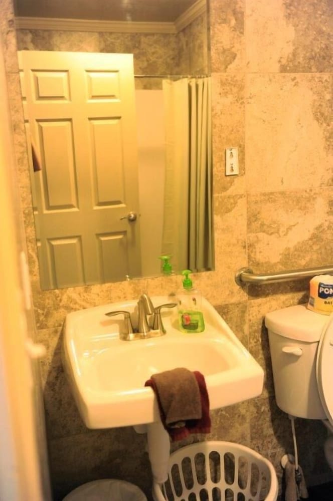 Camelot Inn at Honeyville - Property Image 9