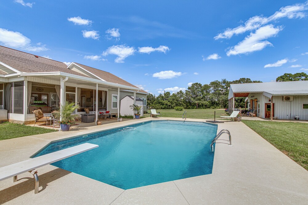 BBQ Ready: Farm-style Kinston Hideaway w/ Pool