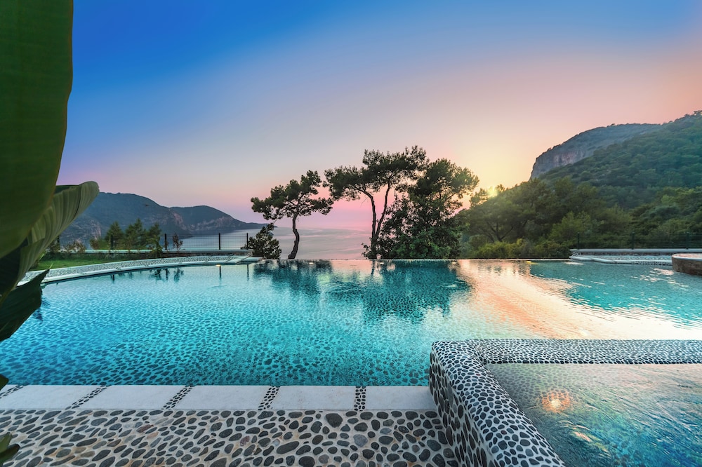 Private Island-Style Ultra Luxury Villa Estate