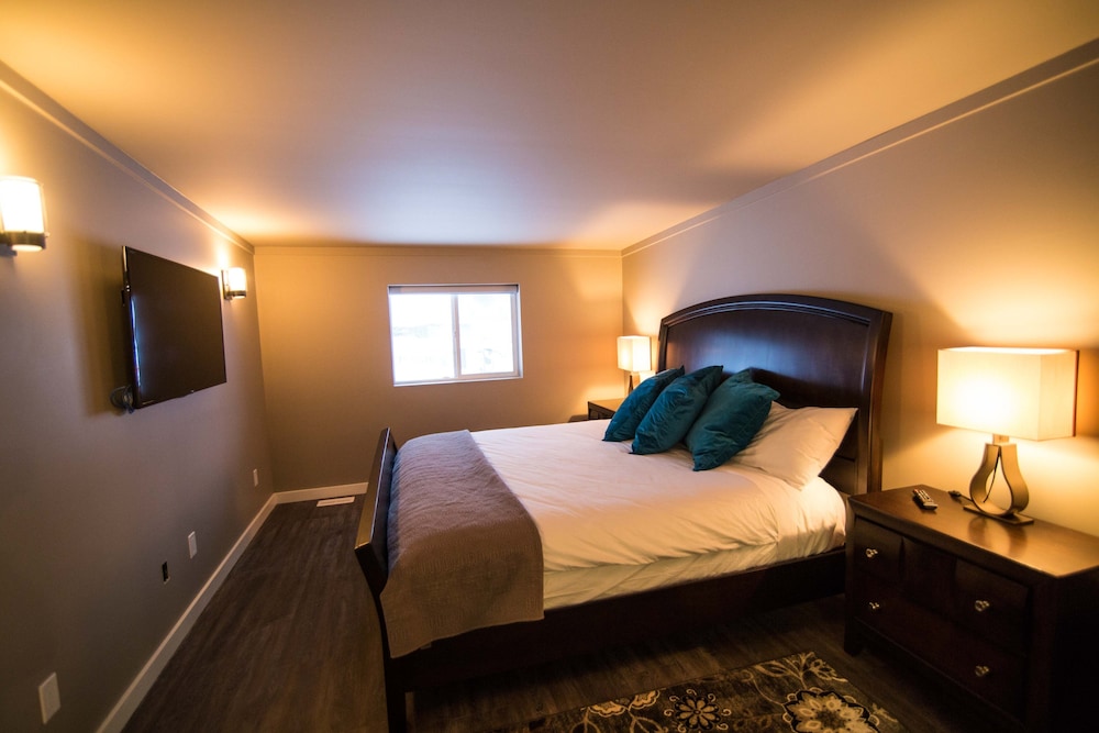 Clipperton Suite by Revelstoke Vacations - Image 2