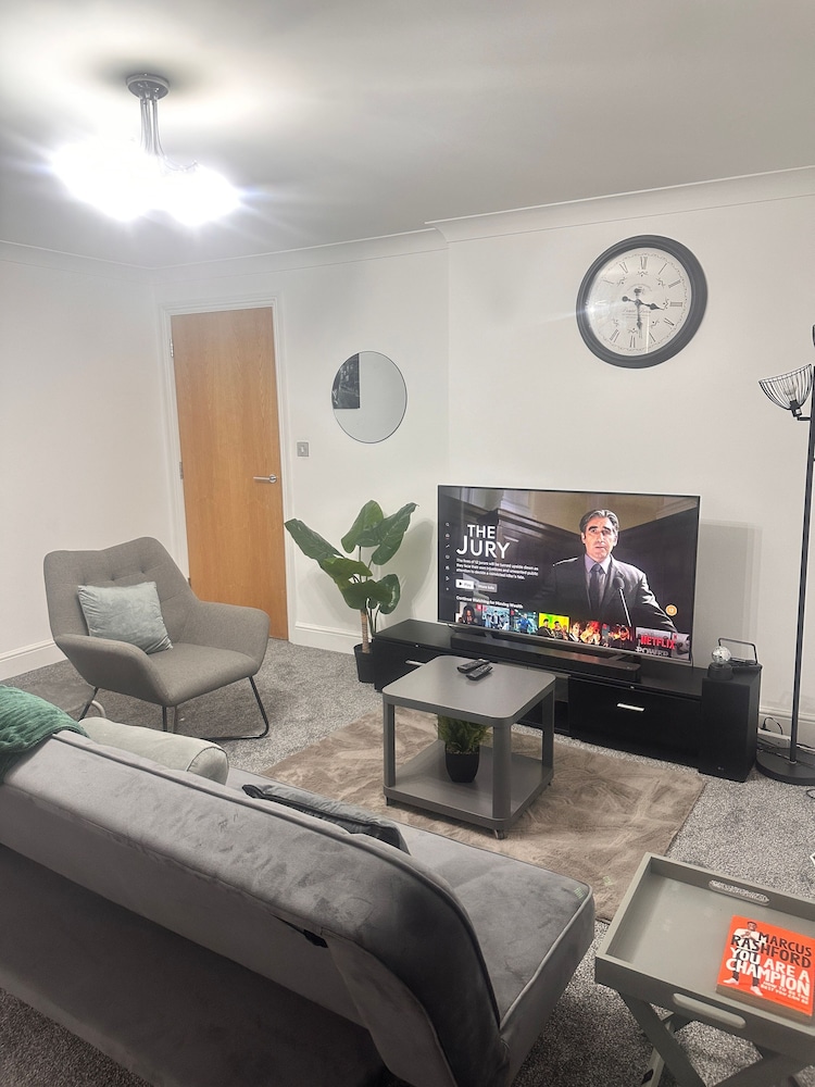 Charming Birmingham Apartment With Mini Balcony and Wifi With a Free Parking