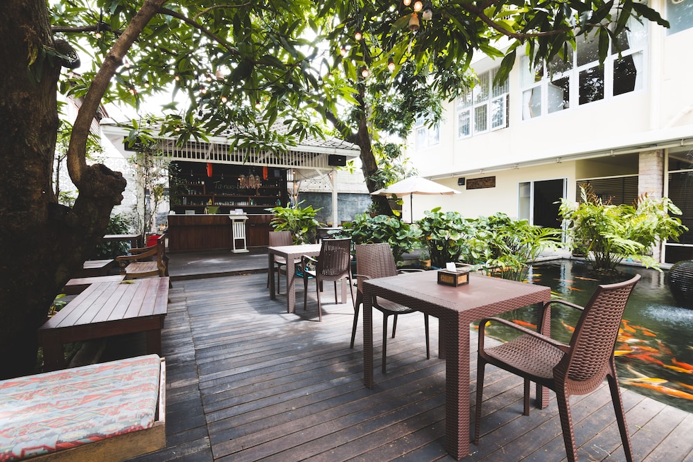 Feung Nakorn Balcony Rooms and Cafe