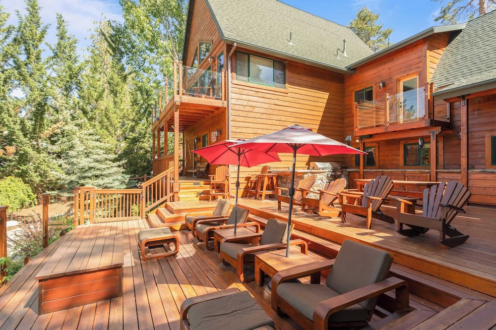 2 Lakefront Homes by Avantstay Sleeps 23, Private Dock+beach, Hot Tub, Fire Pit, Deck Views