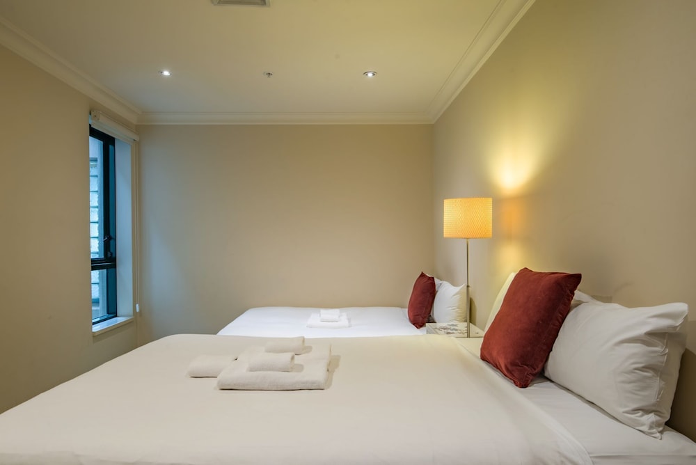 Elegant 4B 2B Unit in Melbourne CBD w/ Parking!