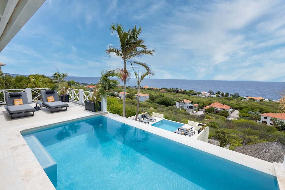 Villa Azure Vista 6BR Luxury Stay w 2 Pools