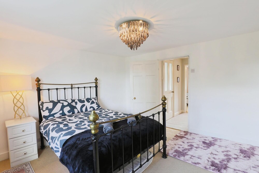 Stunning 4 Bed Semi-detached Home With Ample Space view 5