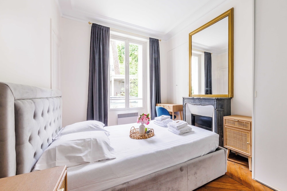 Chic and Refined Apartment