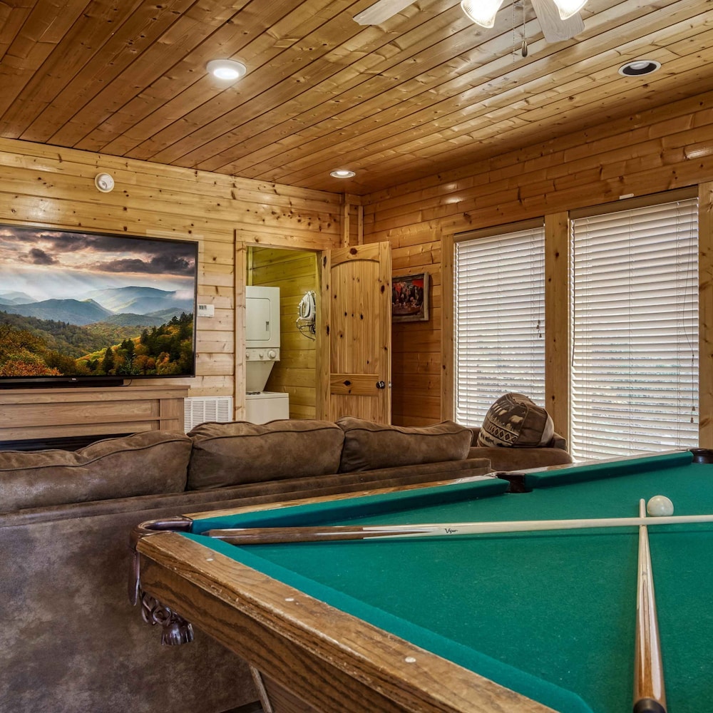 Awesome View Pool Hot Tub Game Room Fireplace