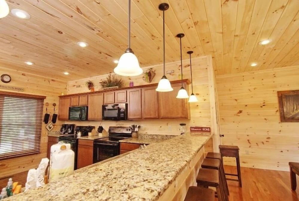 Pemberley Manor - 7 Bedrooms, 7.5 Baths, Sleeps 30 Home by RedAwning