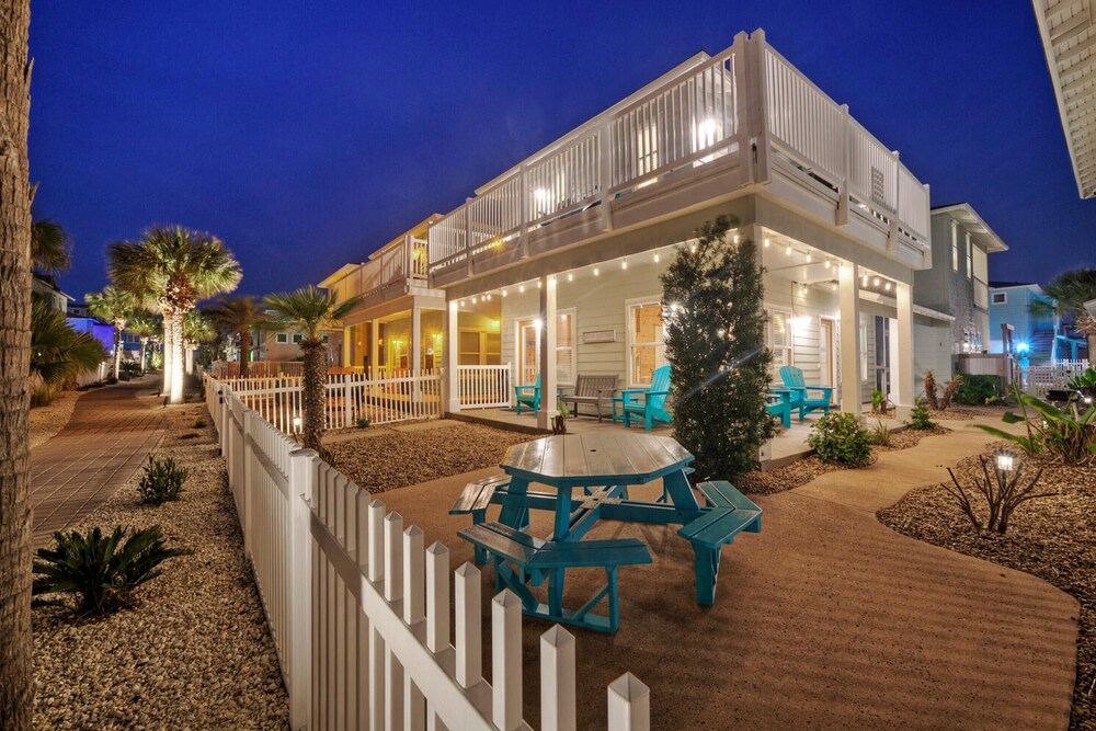 Pool, Near the Beach, Deck Golf Cart Zone Latitude Adjustment by Avantstay view 3