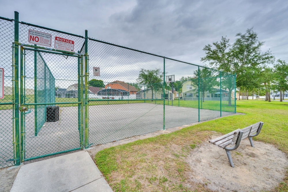 12 Mi to Disney: Family Home w/ Lanai in Davenport