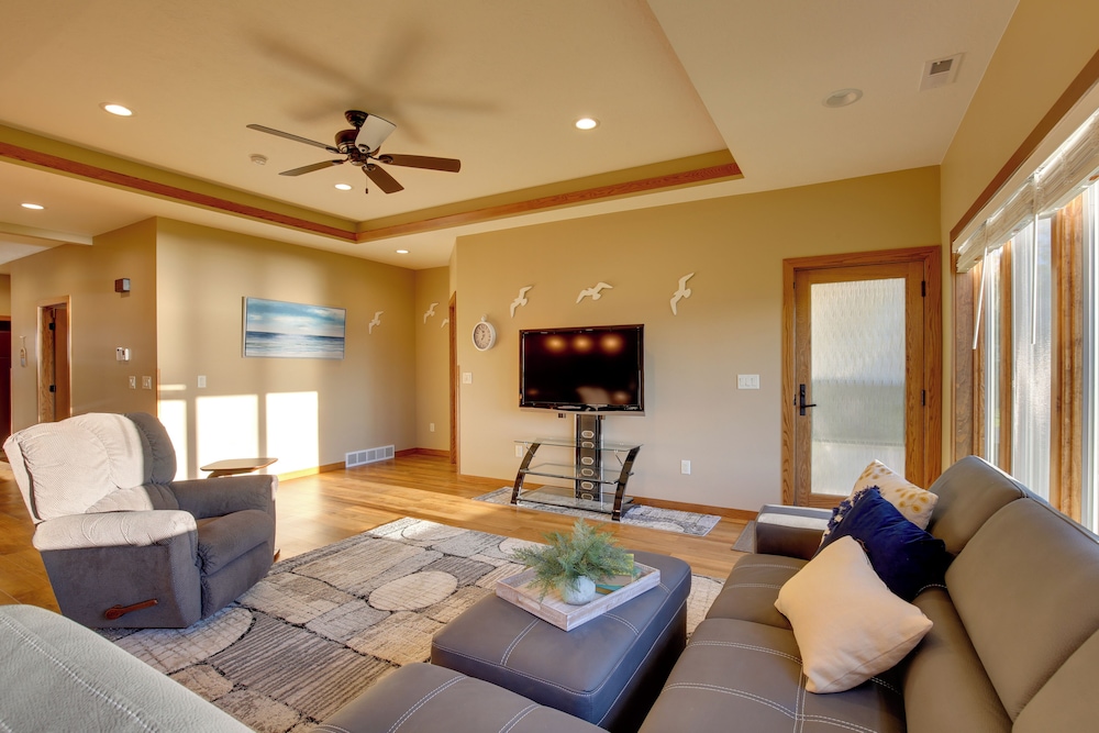 Game Room + Views: Family Retreat on Silver Lake