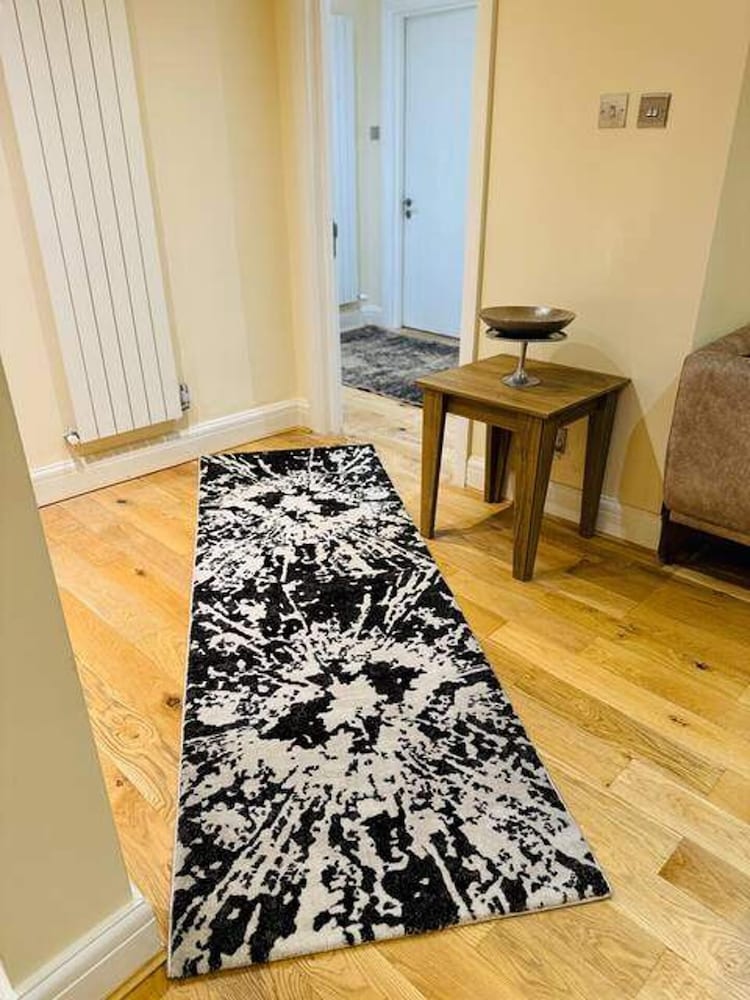 3-bed Central Apartment - Sleeps 8 & Free Parking