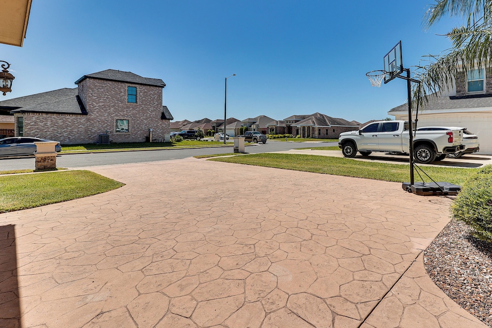 1 Mi to Utrgv Stadium: Roomy Retreat w/ Pool, Yard