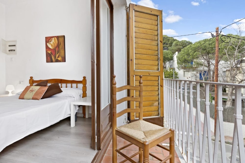 Blanch in Llafranc With 5 Bedrooms and 2 Bathrooms